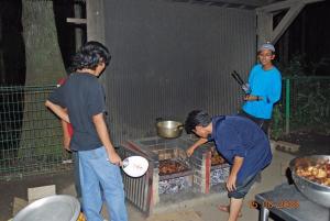 Dah siap ke belum tu..Kami lapar niiiii...!